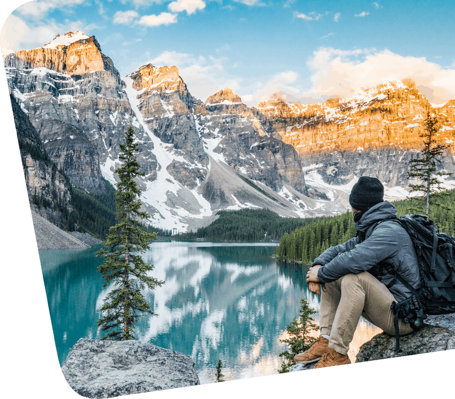 Famille regardant un lac canadien au coucher du soleil